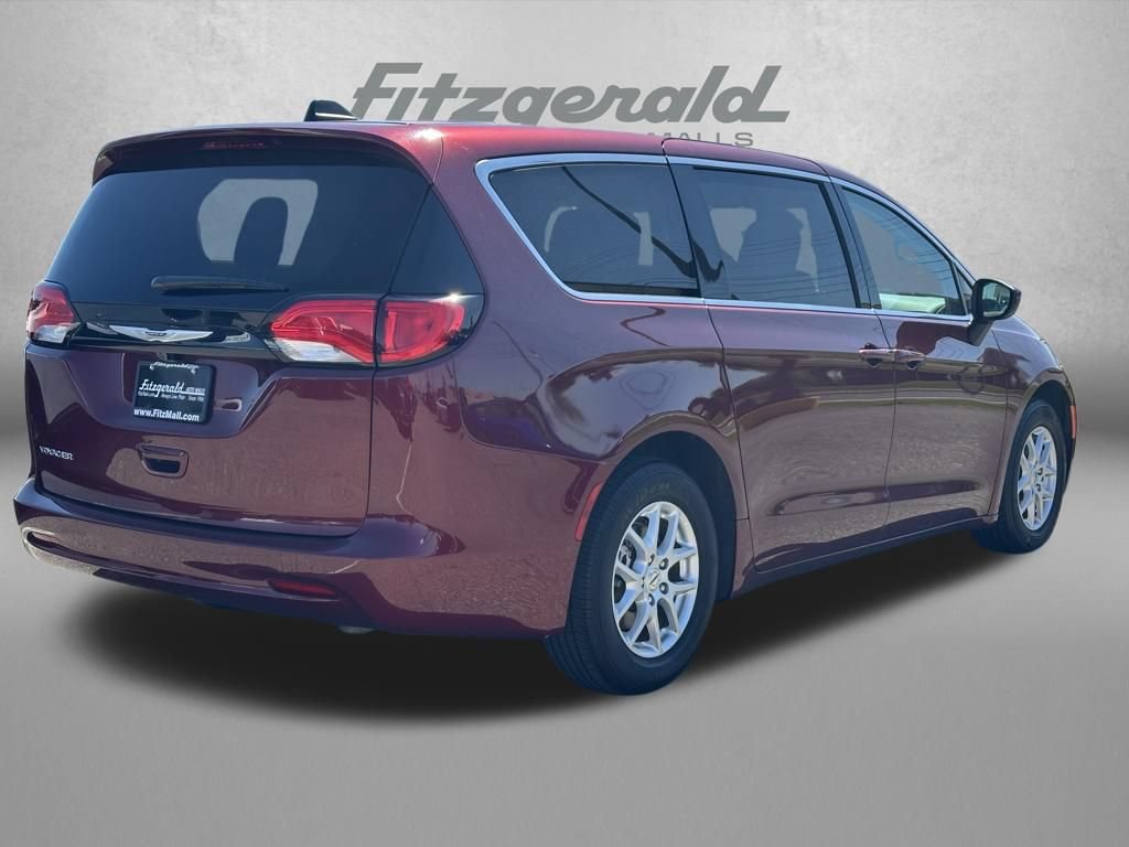 Used 2023 Chrysler Voyager LX FWD image 5