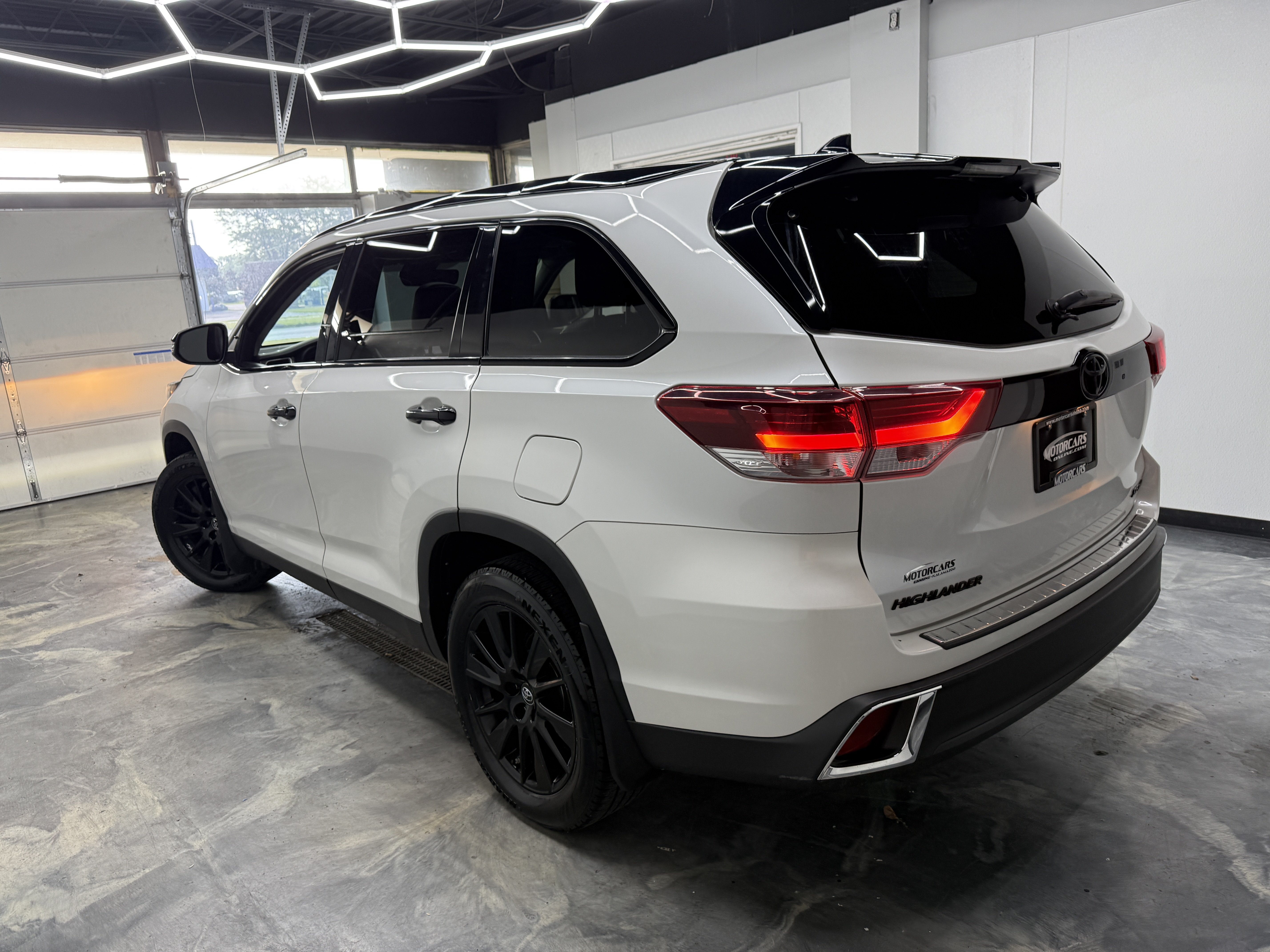 Used 2019 Toyota Highlander XLE AWD/4WD image 3