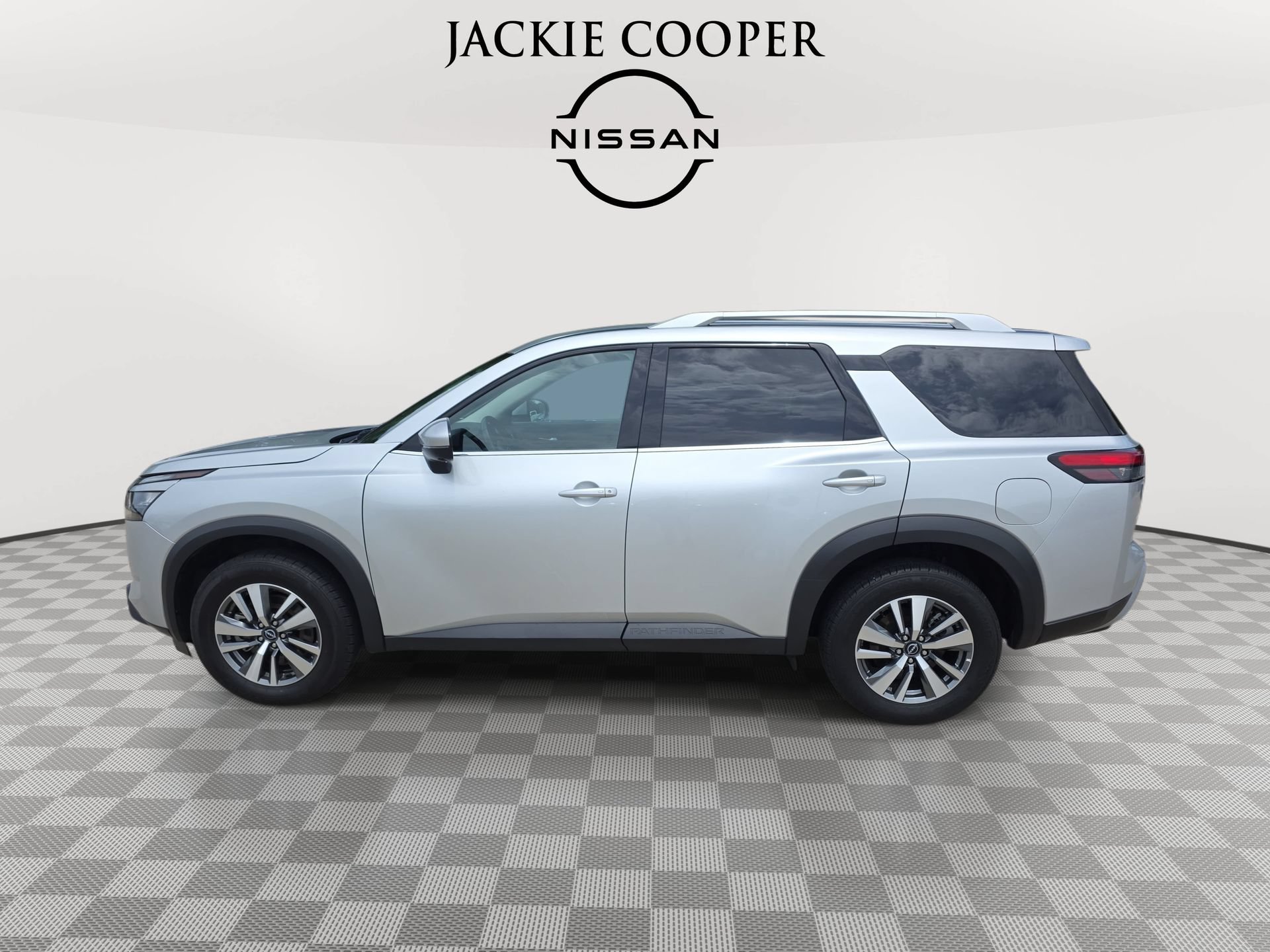 Used 2025 Nissan Pathfinder SL FWD image 8