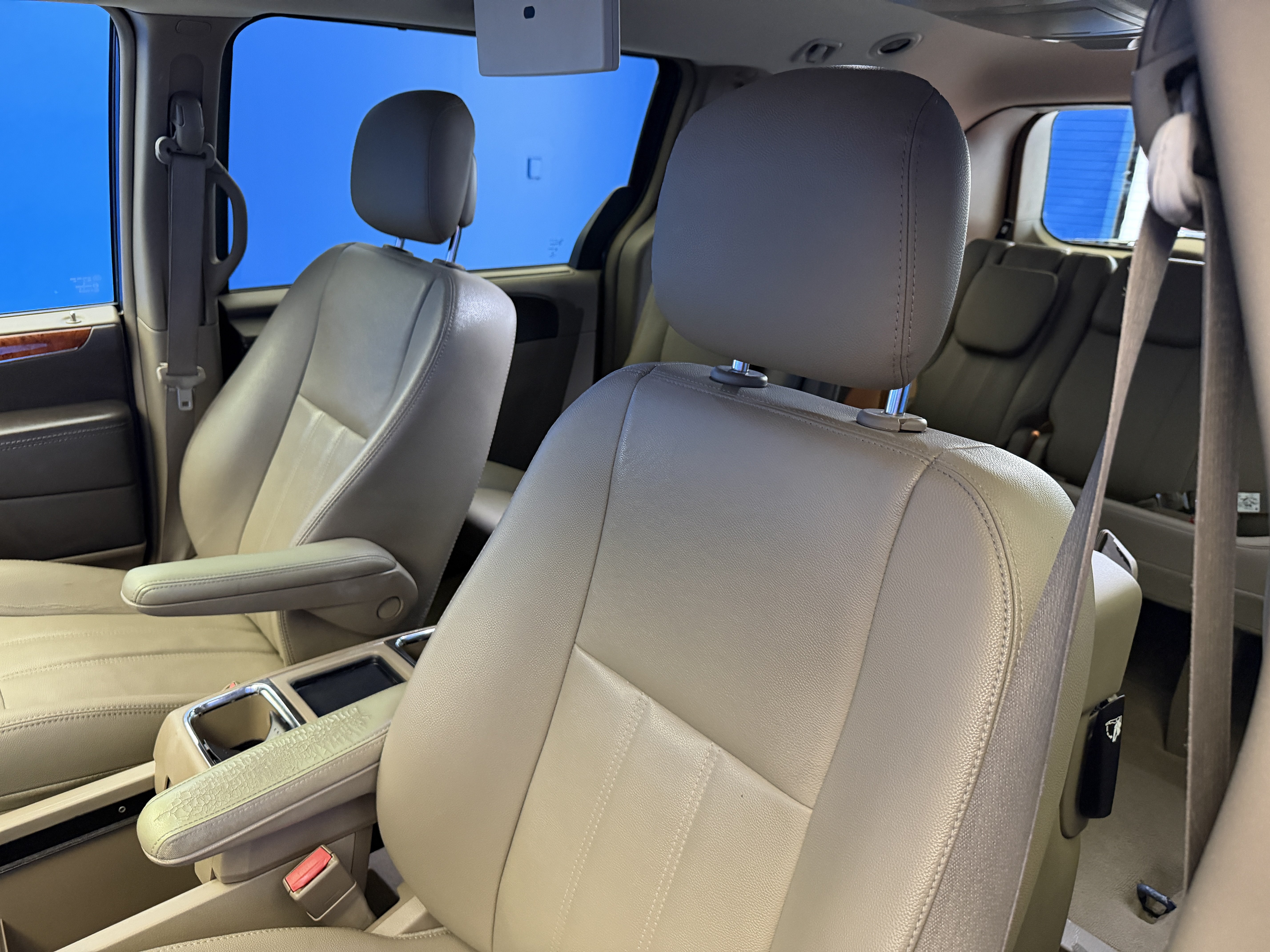 Used 2015 Chrysler Town & Country Touring w/ Driver Convenience Group FWD image 13