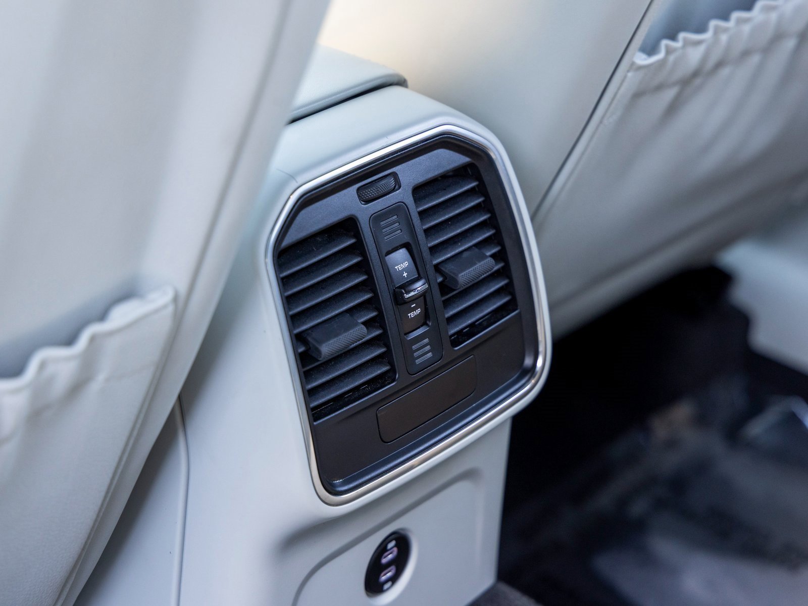 Certified 2024 Porsche Macan Turbo image 43