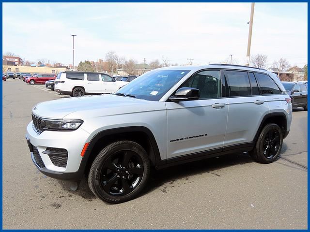 Used 2023 Jeep Grand Cherokee Altitude AWD/4WD image 3