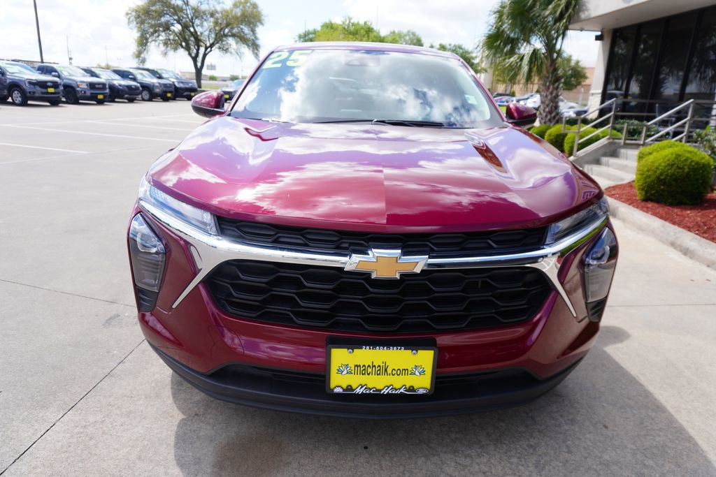 Used 2025 Chevrolet Trax LS w/ LS Convenience Package FWD image 2