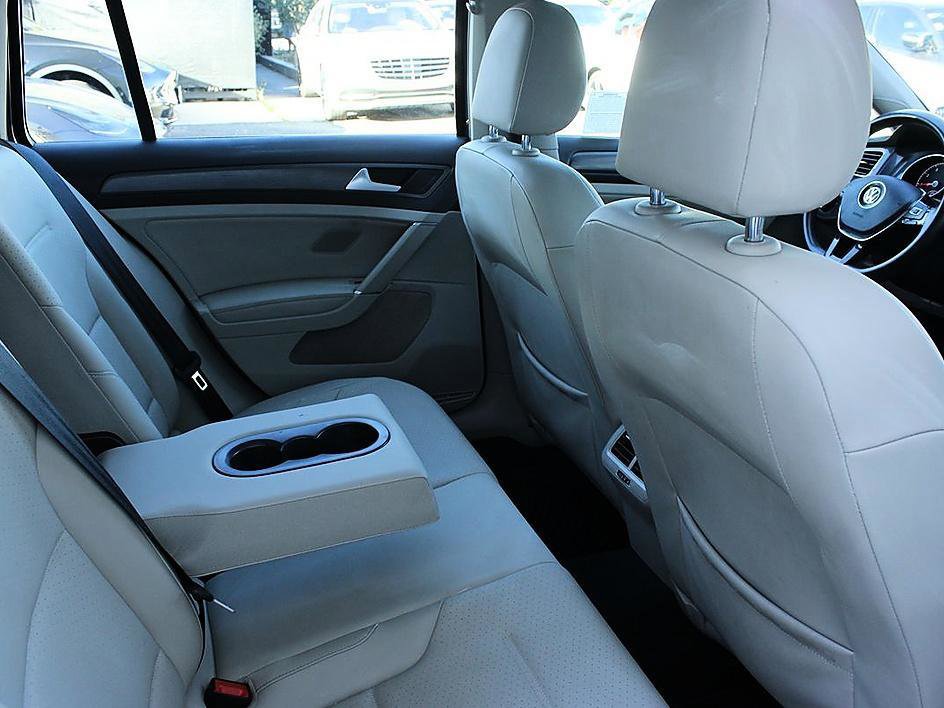 Used 2018 Volkswagen Golf SE image 18