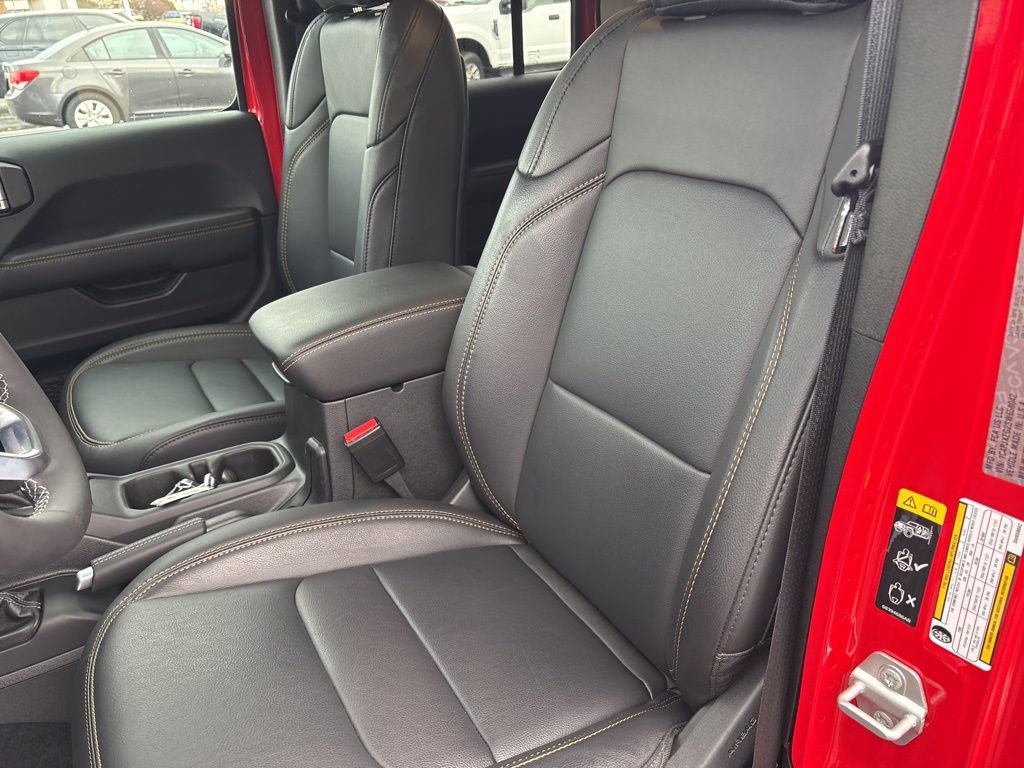 Used 2025 Jeep Wrangler Sahara image 32