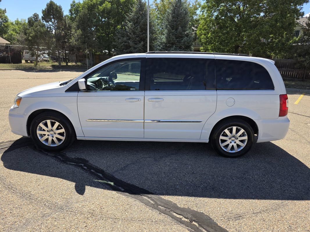 Used 2015 Chrysler Town & Country Touring FWD image 2