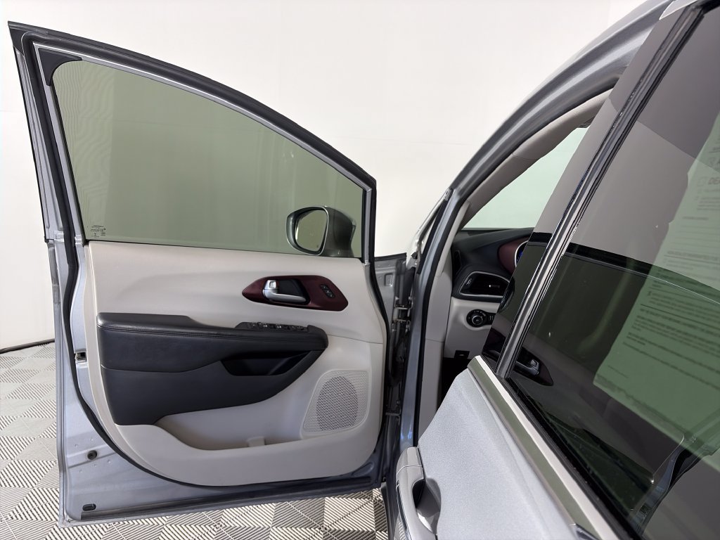 Used 2017 Chrysler Pacifica Limited w/ Advanced Safetytec Group FWD image 10