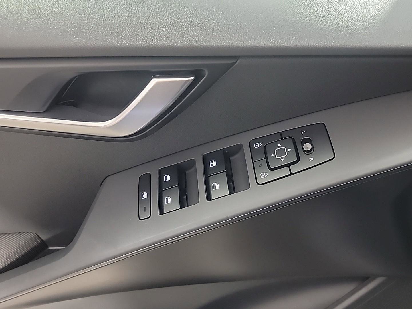 Used 2025 Kia Niro LX image 35