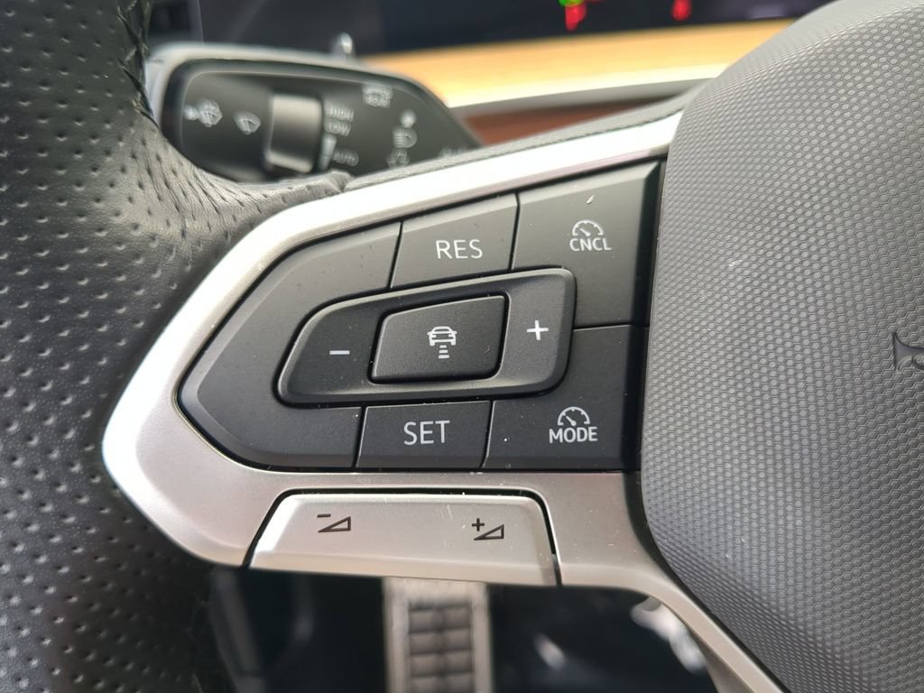 Used 2025 Volkswagen Tiguan SEL R-Line AWD/4WD image 29