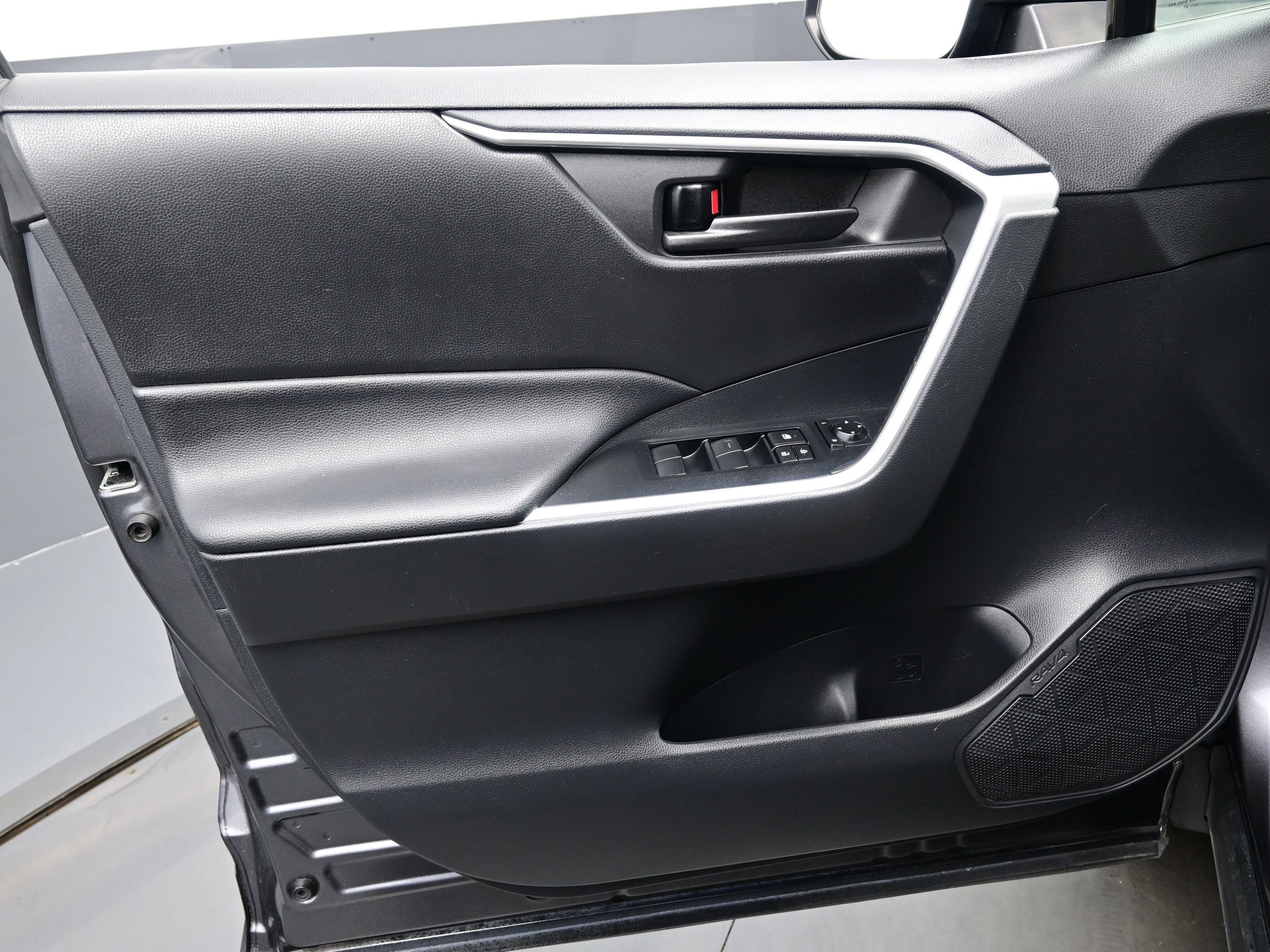 Used 2021 Toyota RAV4 LE AWD/4WD image 9