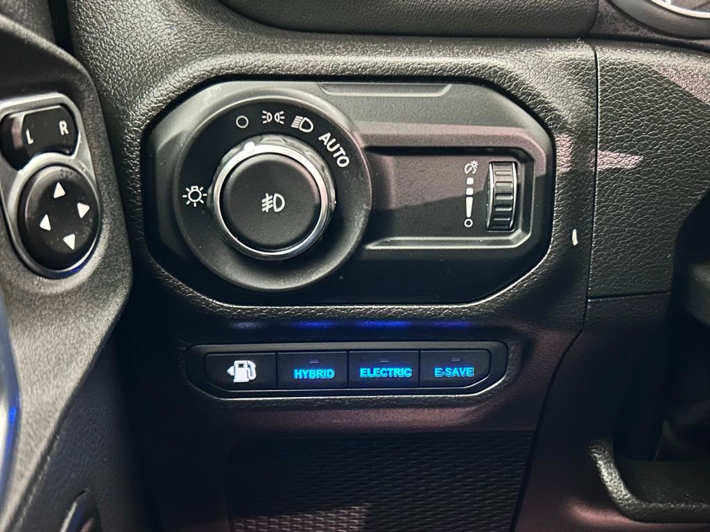 Used 2023 Jeep Wrangler Unlimited Sahara w/ Cold Weather Group image 19