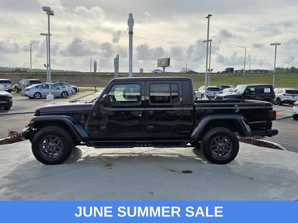 Used 2024 Jeep Gladiator Sport AWD/4WD image 6