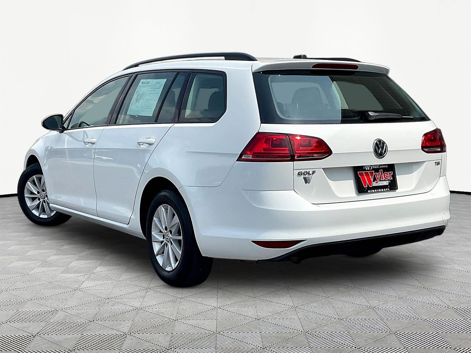 Used 2016 Volkswagen Golf S FWD image 4