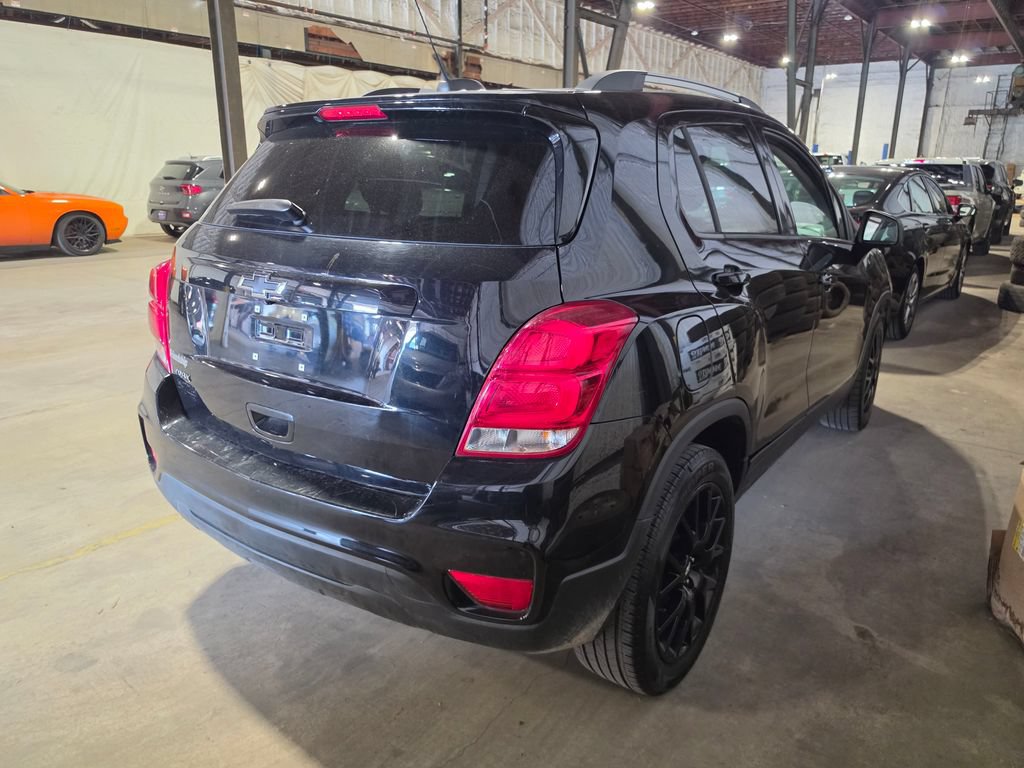 Used 2022 Chevrolet Trax LT w/ Midnight Edition FWD image 2