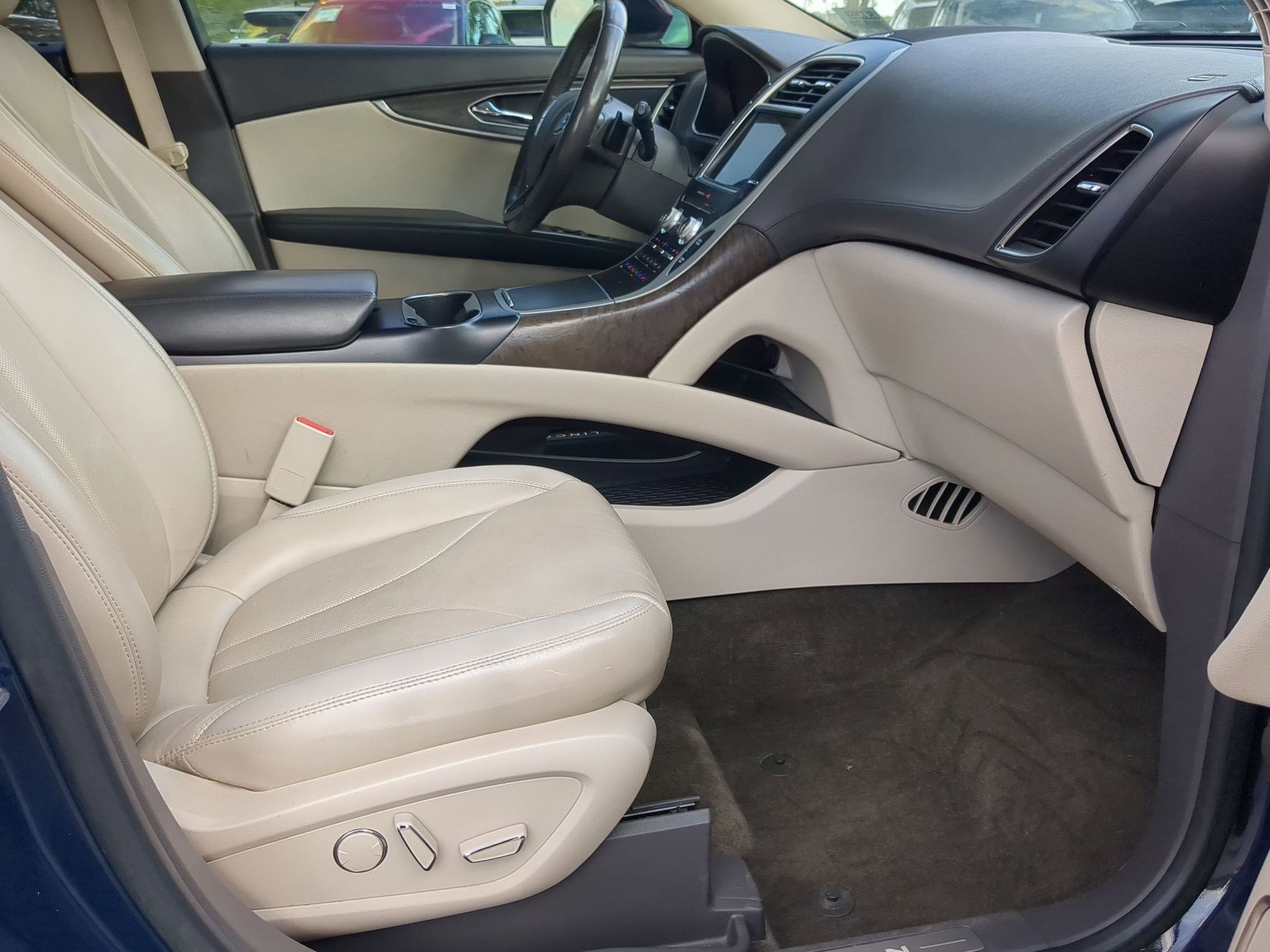 Used 2018 Lincoln MKX Reserve w/ Lincoln MKX Climate Package image 24