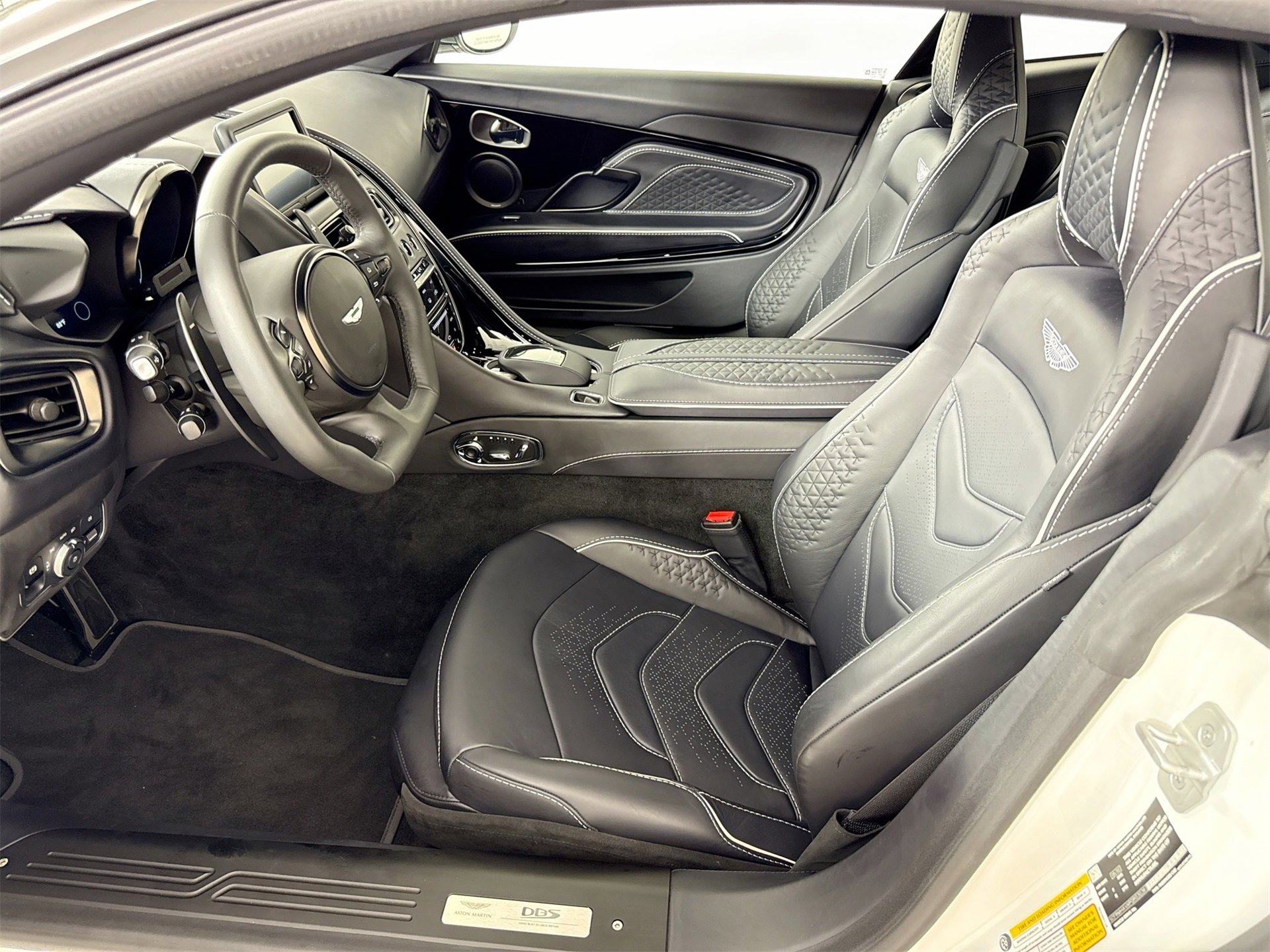 Used 2023 Aston Martin DBS Coupe image 9