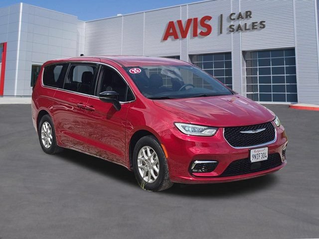 Used 2025 Chrysler Pacifica Select FWD image 3