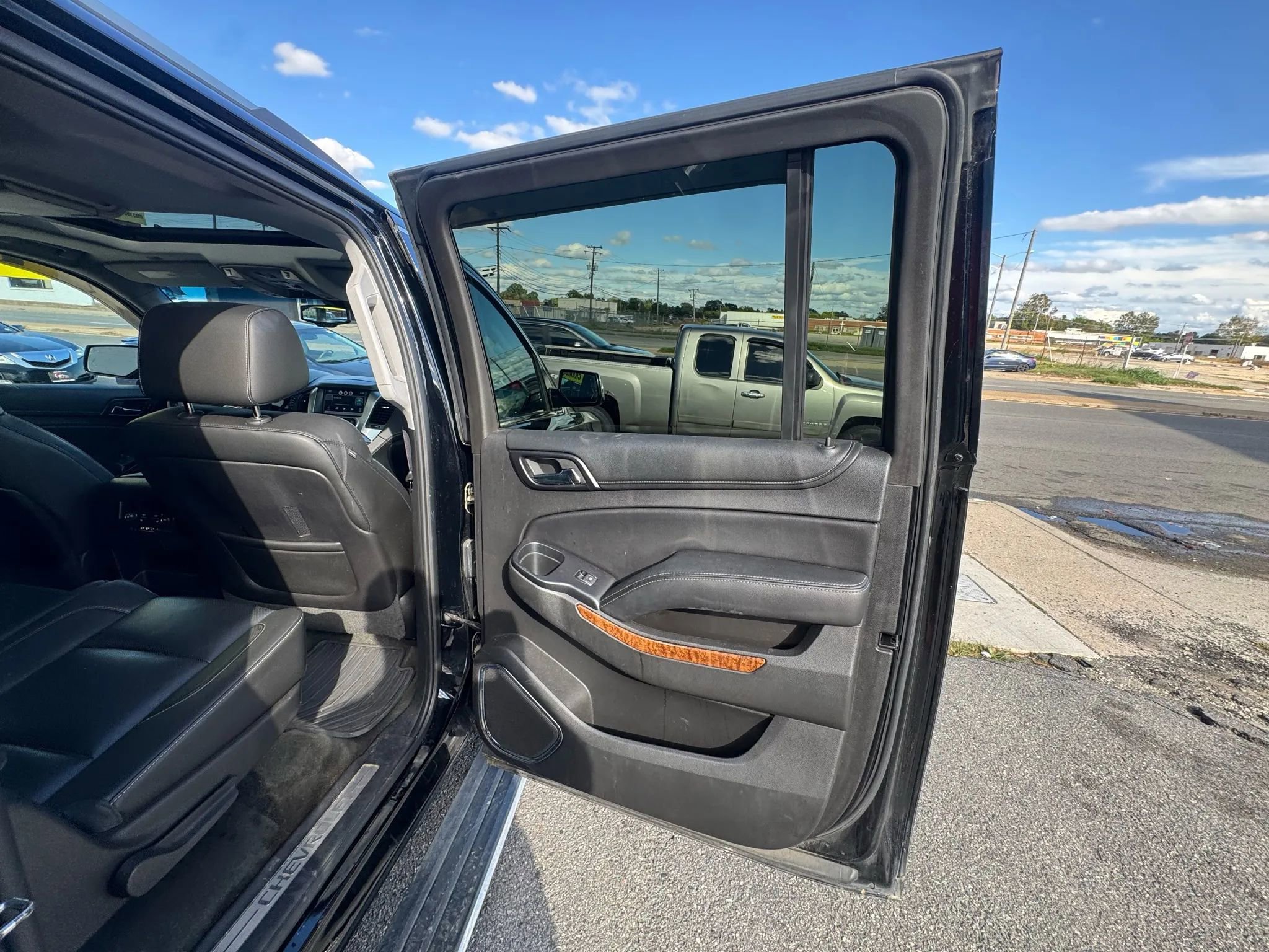 Used 2015 Chevrolet Suburban LTZ image 21