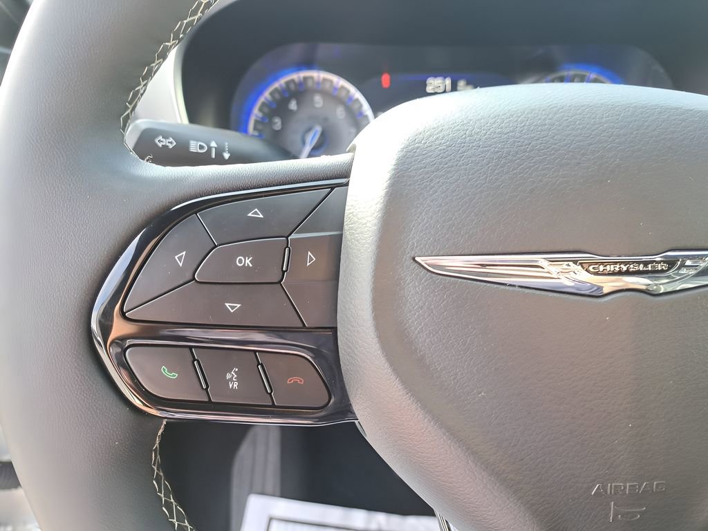 Used 2025 Chrysler Pacifica Limited image 18