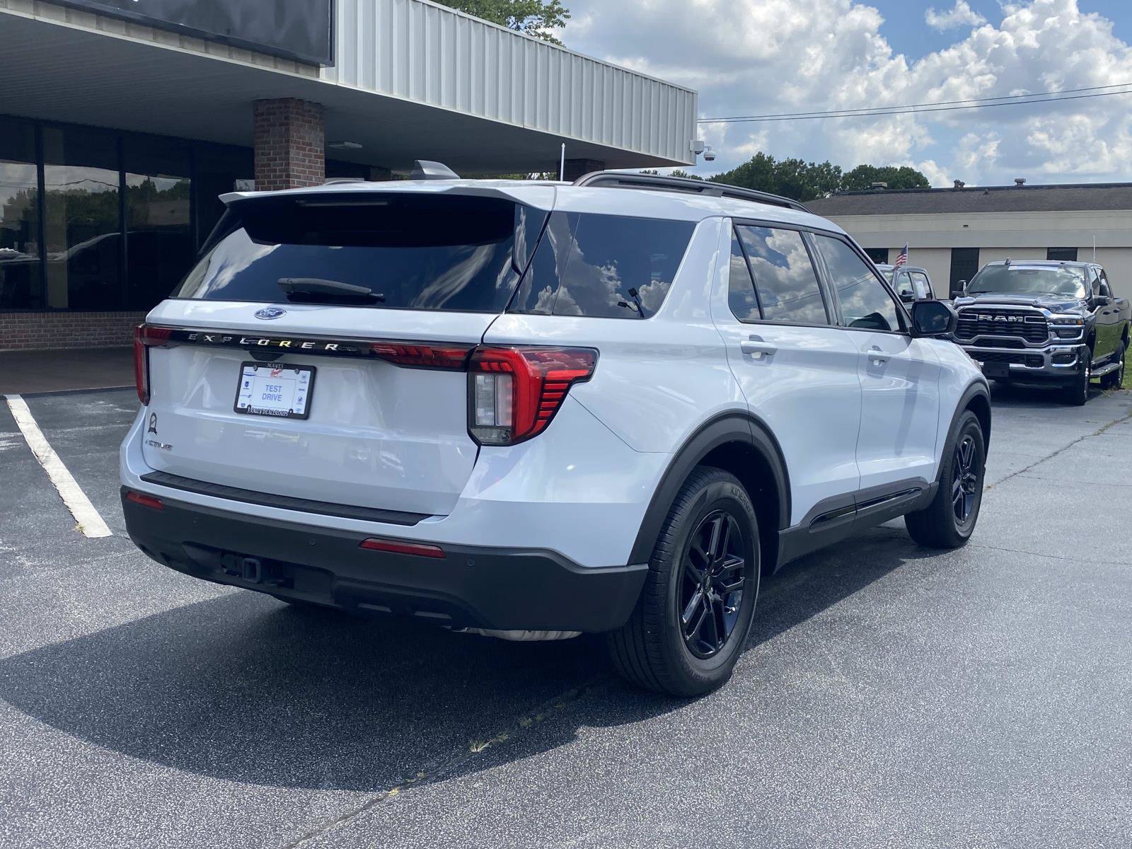 Used 2026 Ford Explorer Active RWD image 3