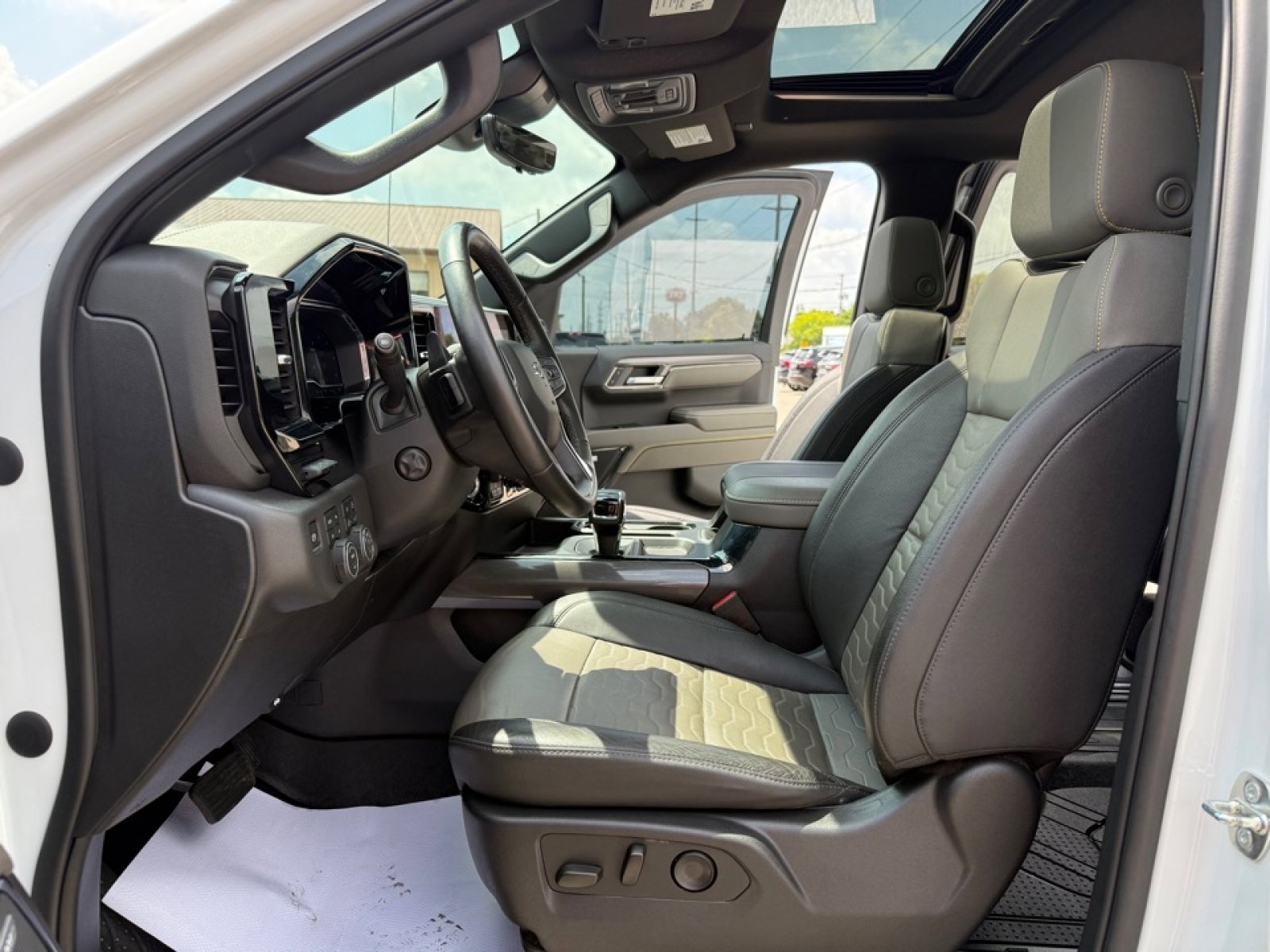 Used 2023 Chevrolet Silverado 1500 ZR2 w/ Technology Package image 10