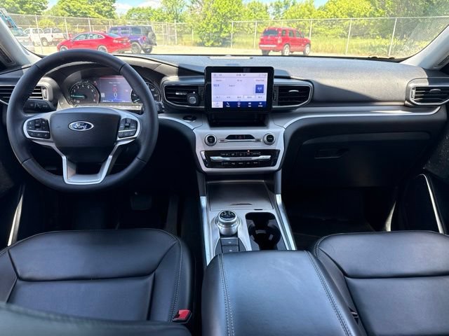 Used 2024 Ford Explorer XLT w/ Equipment Group 202A AWD/4WD image 13