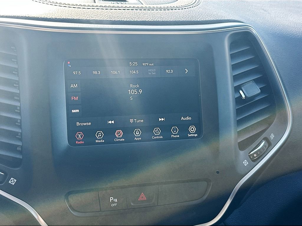 Used 2020 Jeep Cherokee Latitude w/ Cold Weather Group AWD/4WD image 14