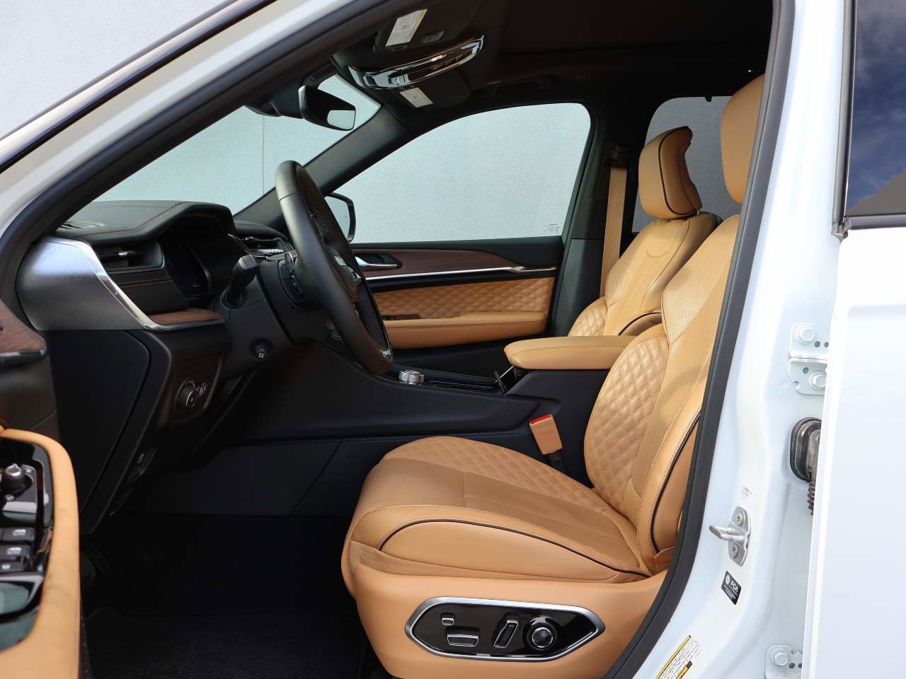 Used 2025 Jeep Grand Cherokee Summit w/ Luxury Tech Group V AWD/4WD image 8