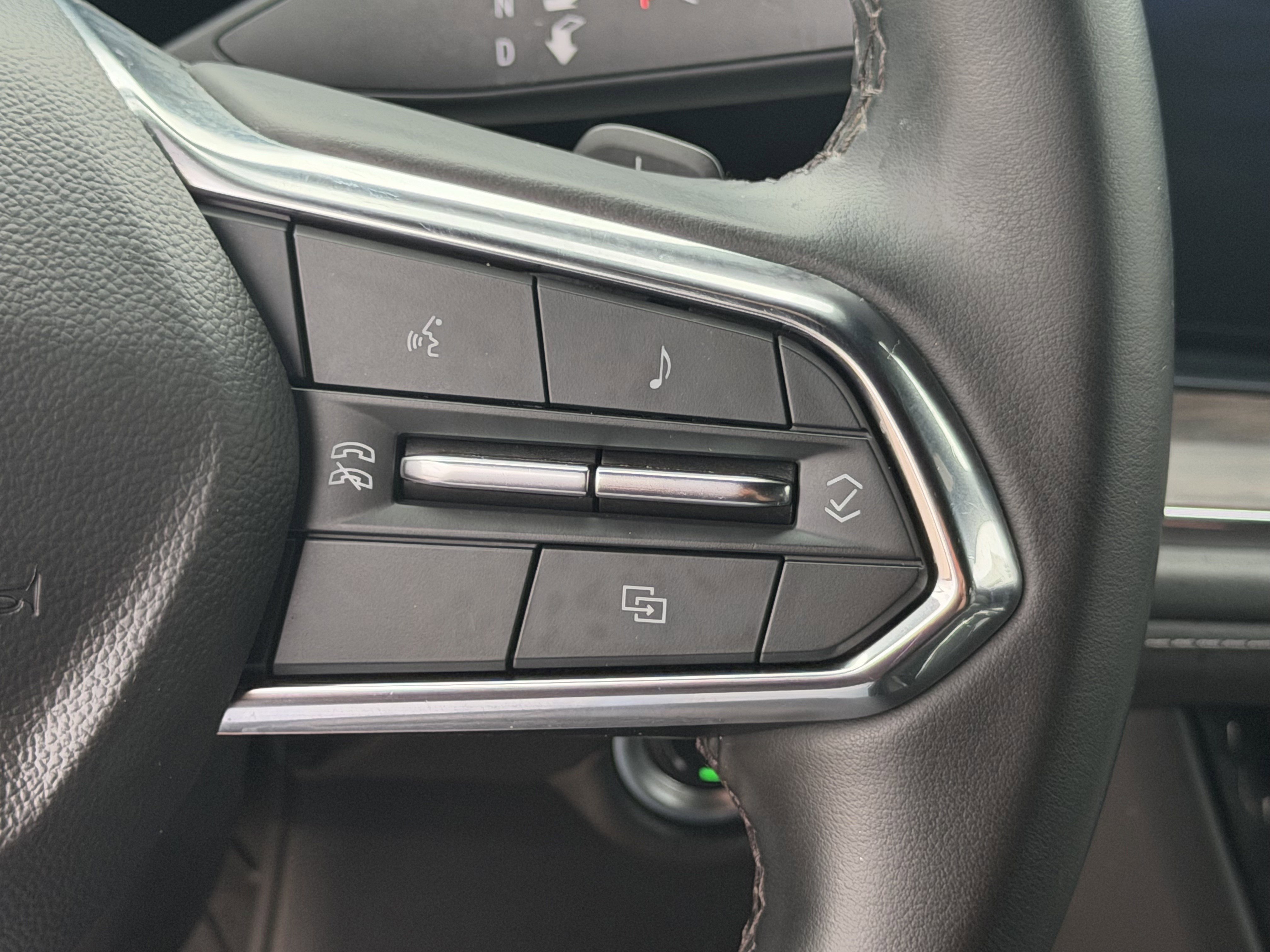 Used 2025 Chevrolet Suburban Z71 AWD/4WD image 15