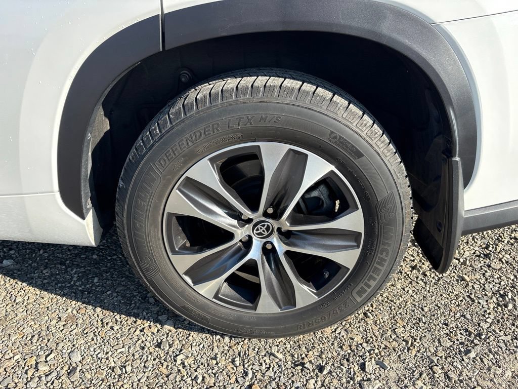 Used 2022 Toyota Highlander XLE AWD/4WD image 7