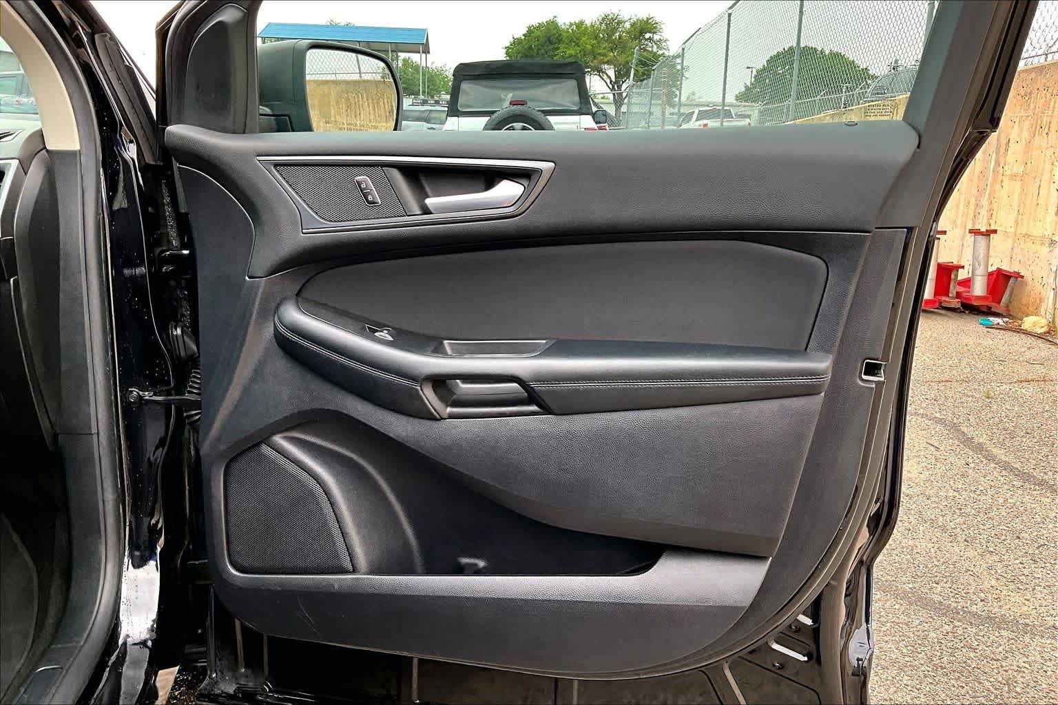 Used 2019 Ford Edge SE FWD image 23