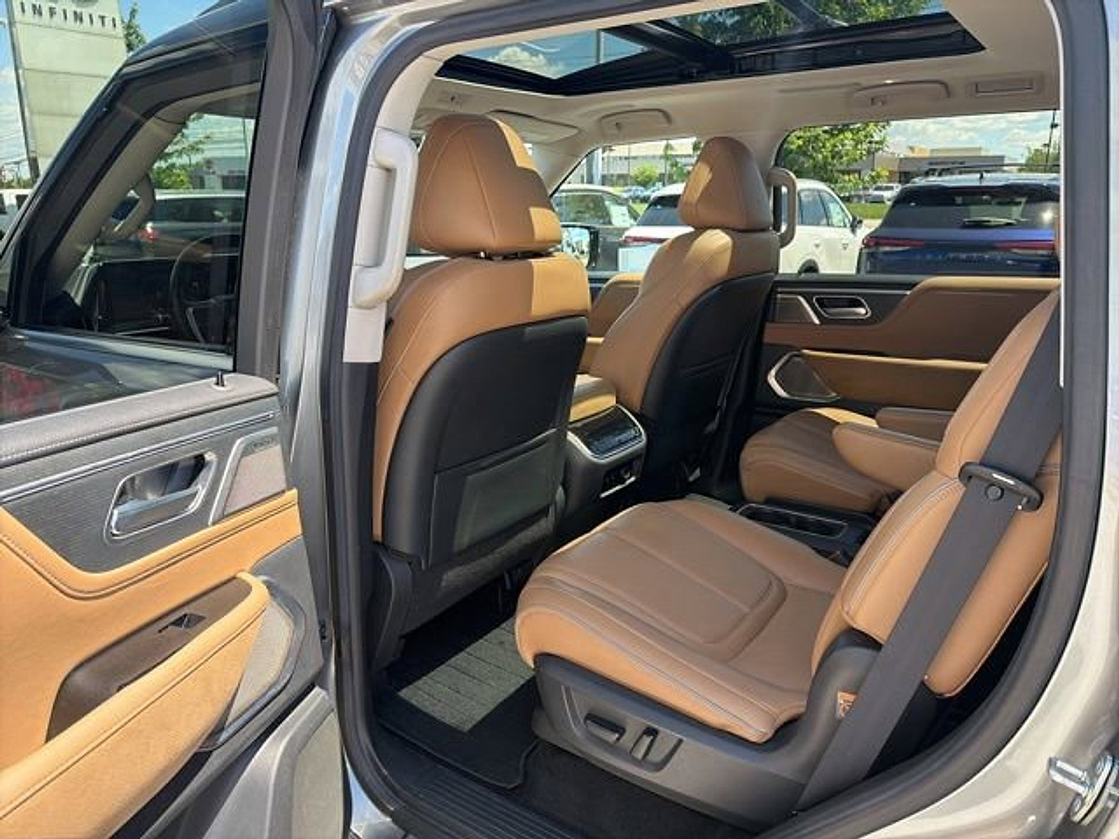 Used 2025 INFINITI QX80 Sensory AWD/4WD image 19