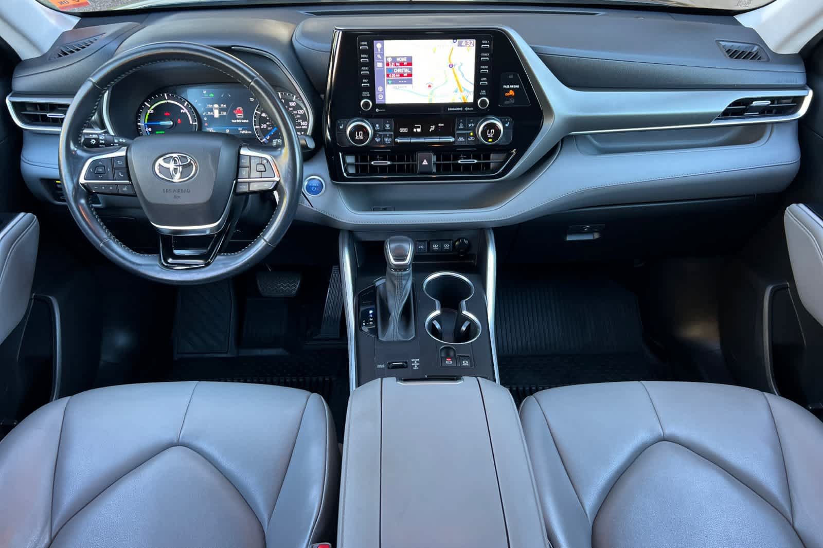 Used 2021 Toyota Highlander XLE AWD/4WD image 3