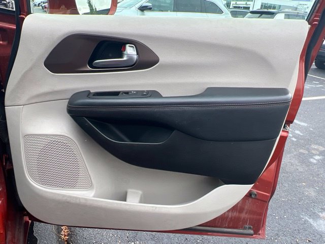 Used 2018 Chrysler Pacifica Touring-L w/ Tire & Wheel Group FWD image 32