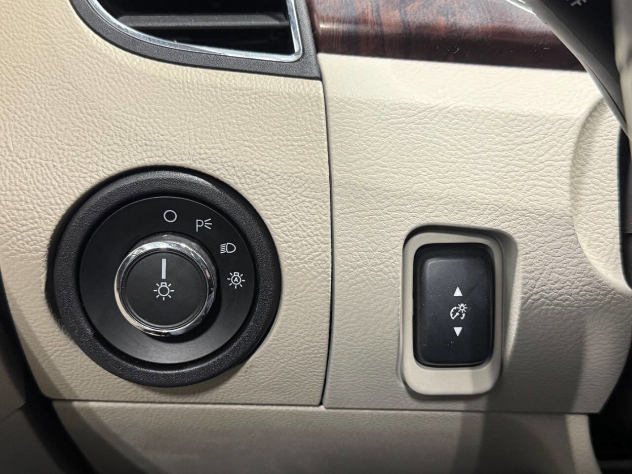 Used 2012 Ford Taurus SEL image 25