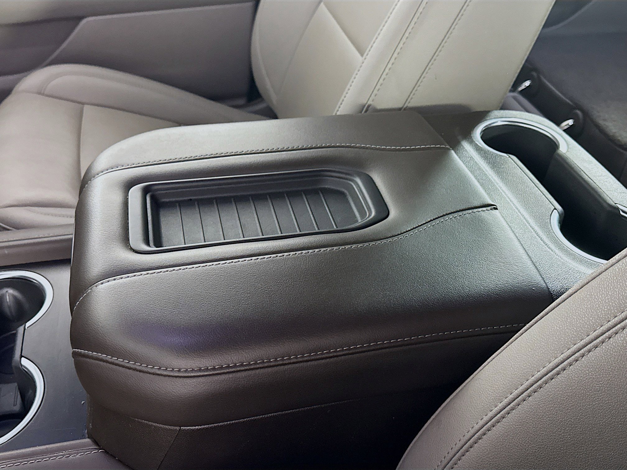 Used 2024 Chevrolet Suburban LT RWD image 18