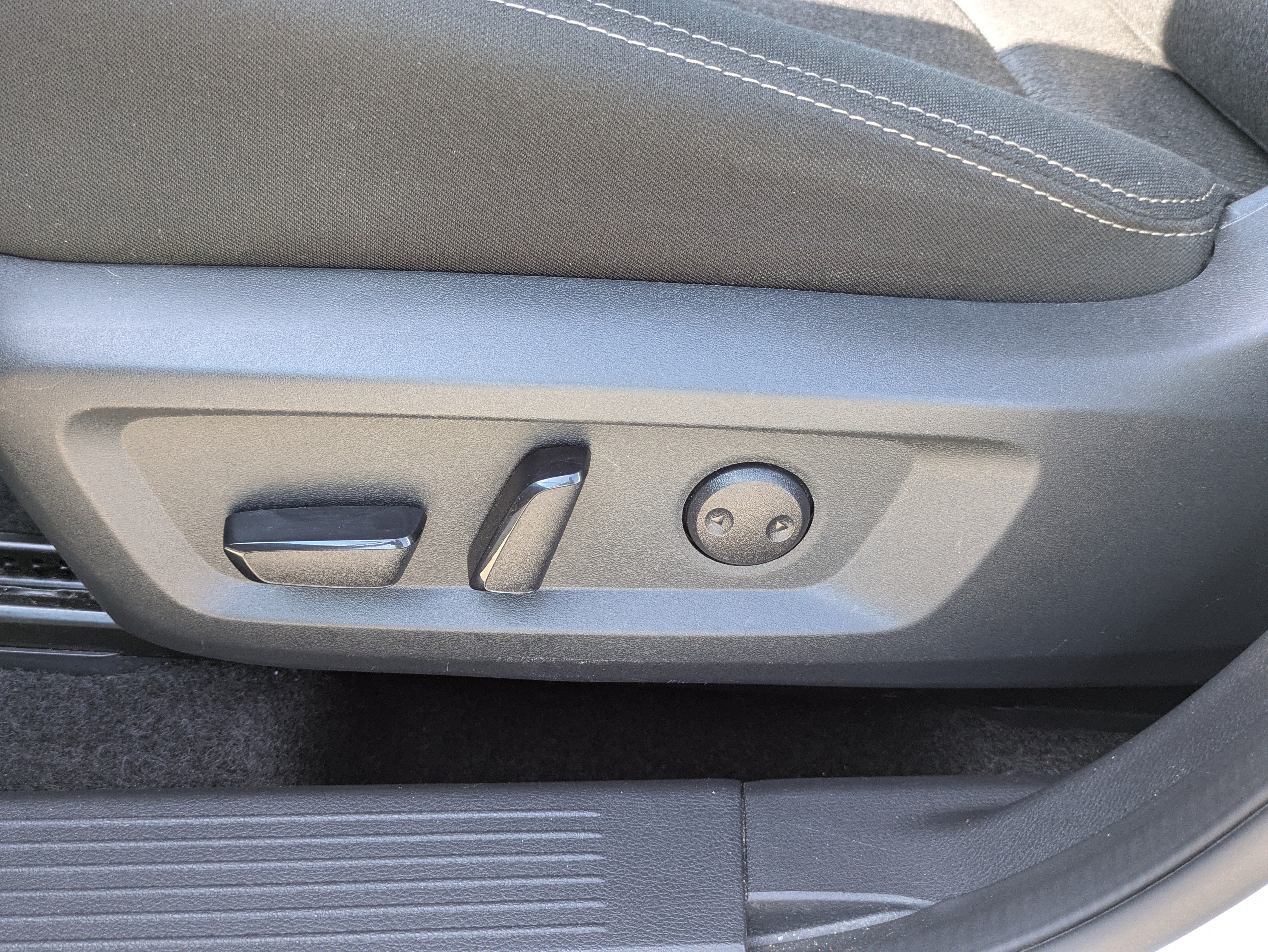 Used 2025 Nissan Rogue SV FWD image 5