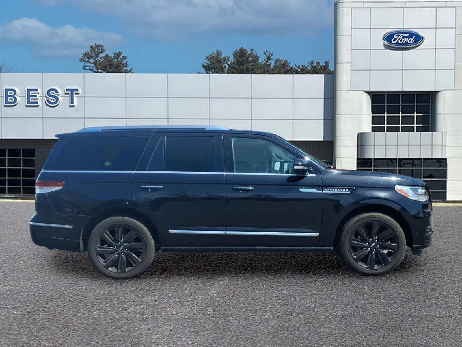 Used 2023 Lincoln Navigator Reserve AWD/4WD image 2