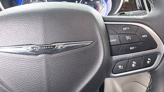 Used 2023 Chrysler Pacifica Limited image 25