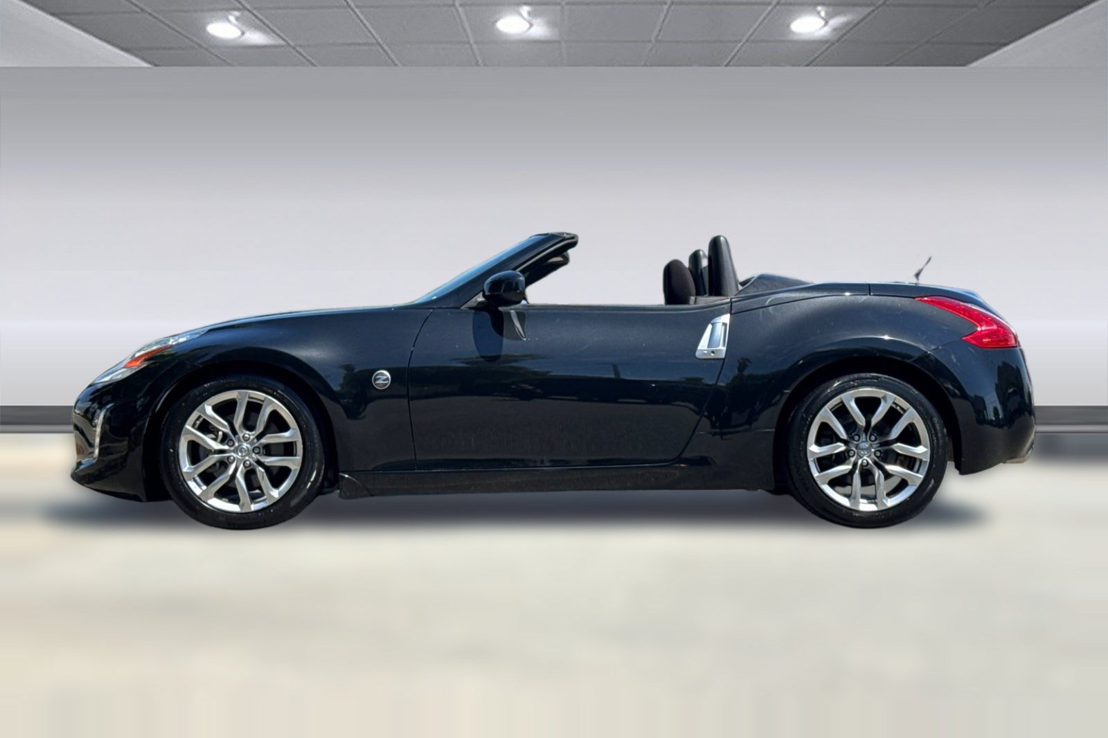 Used 2014 Nissan 370Z Roadster RWD image 2