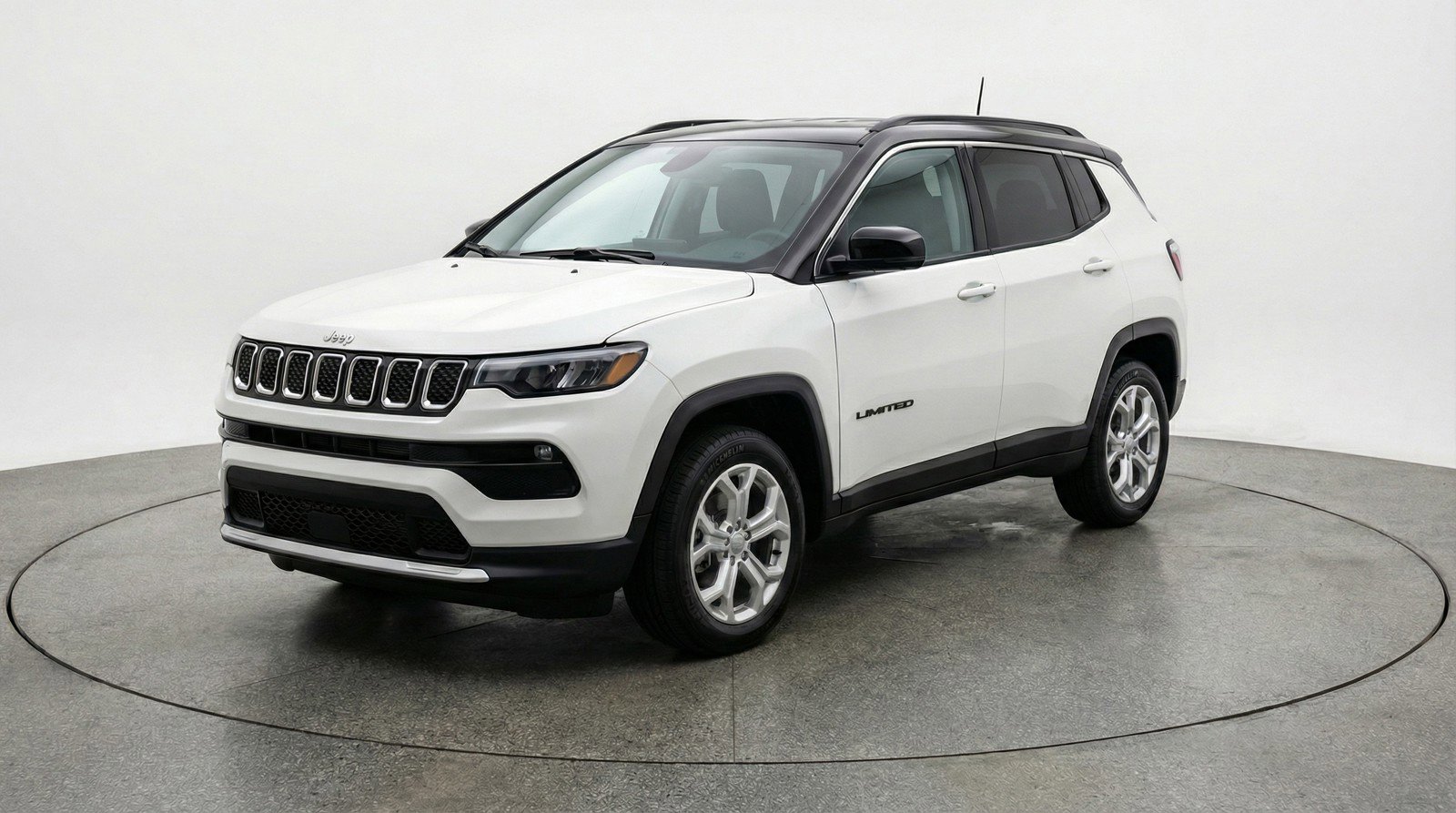 Used 2025 Jeep Compass Latitude AWD/4WD image 3