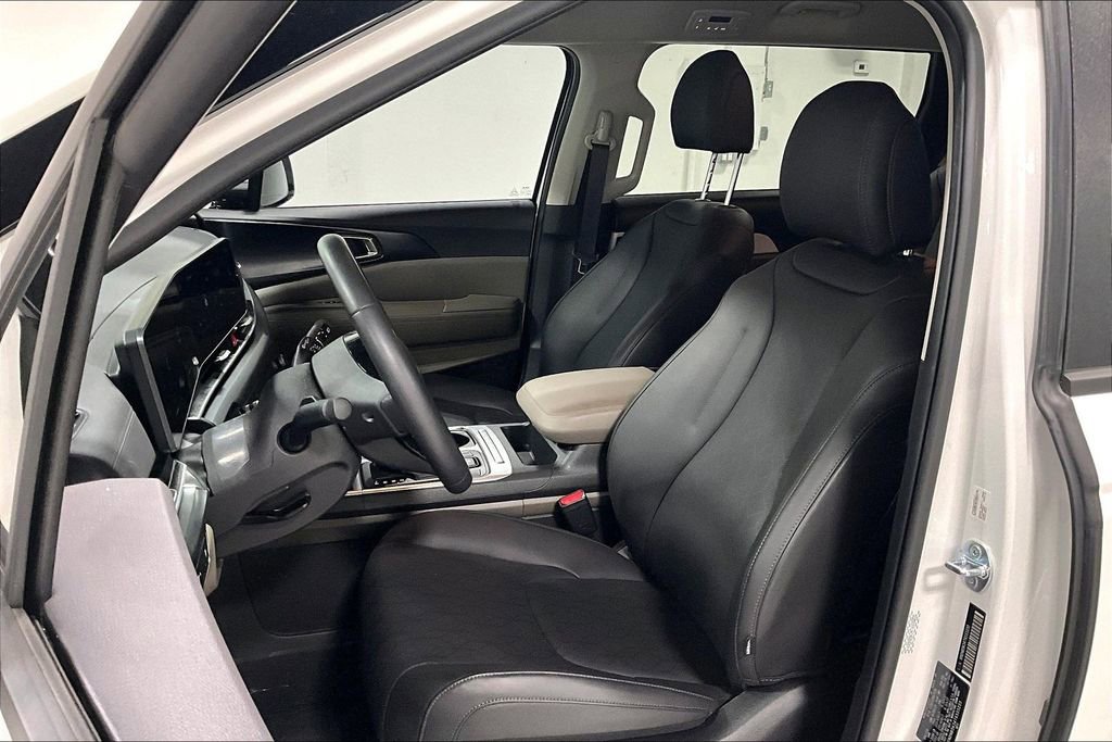 Used 2026 Kia Carnival FWD image 31