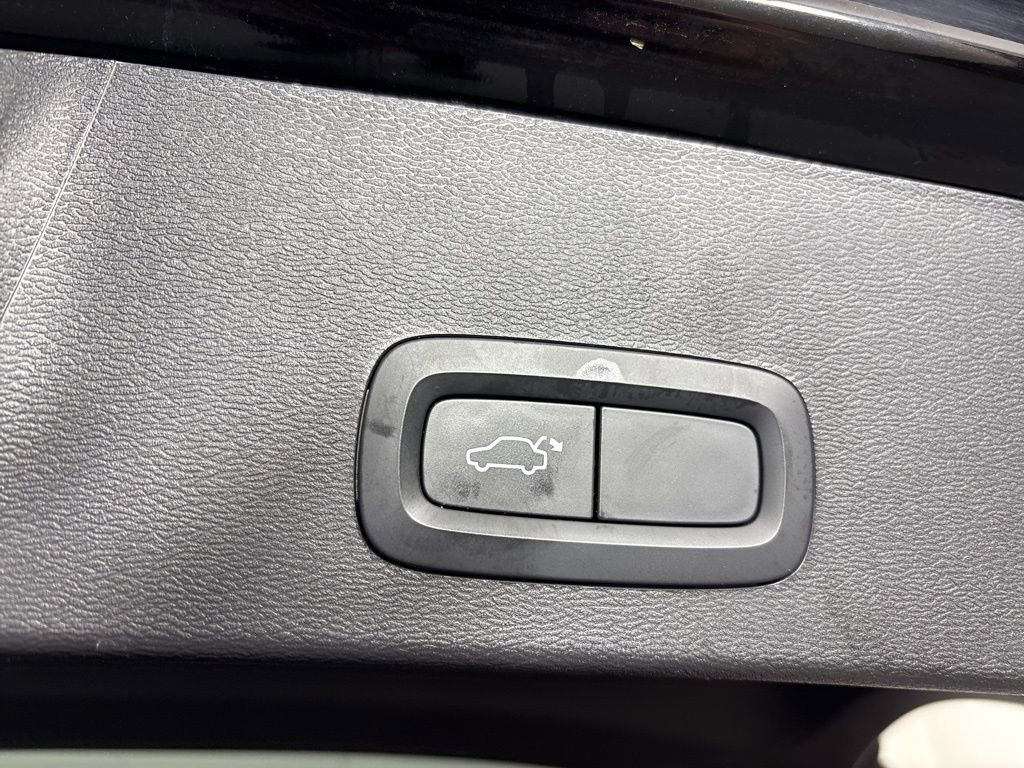 Used 2023 Volvo XC40 B5 Core w/ Protection Package Premier image 19