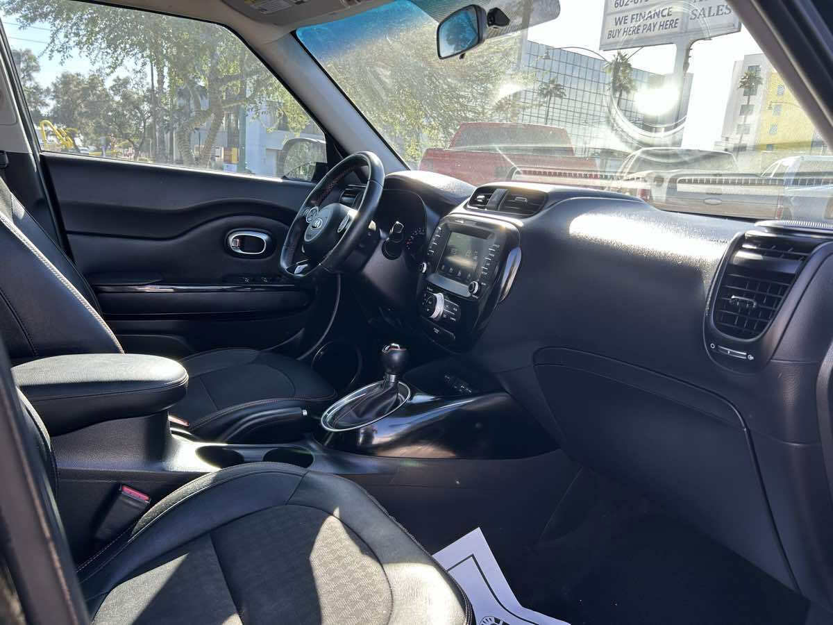 Used 2017 Kia Soul ! FWD image 10
