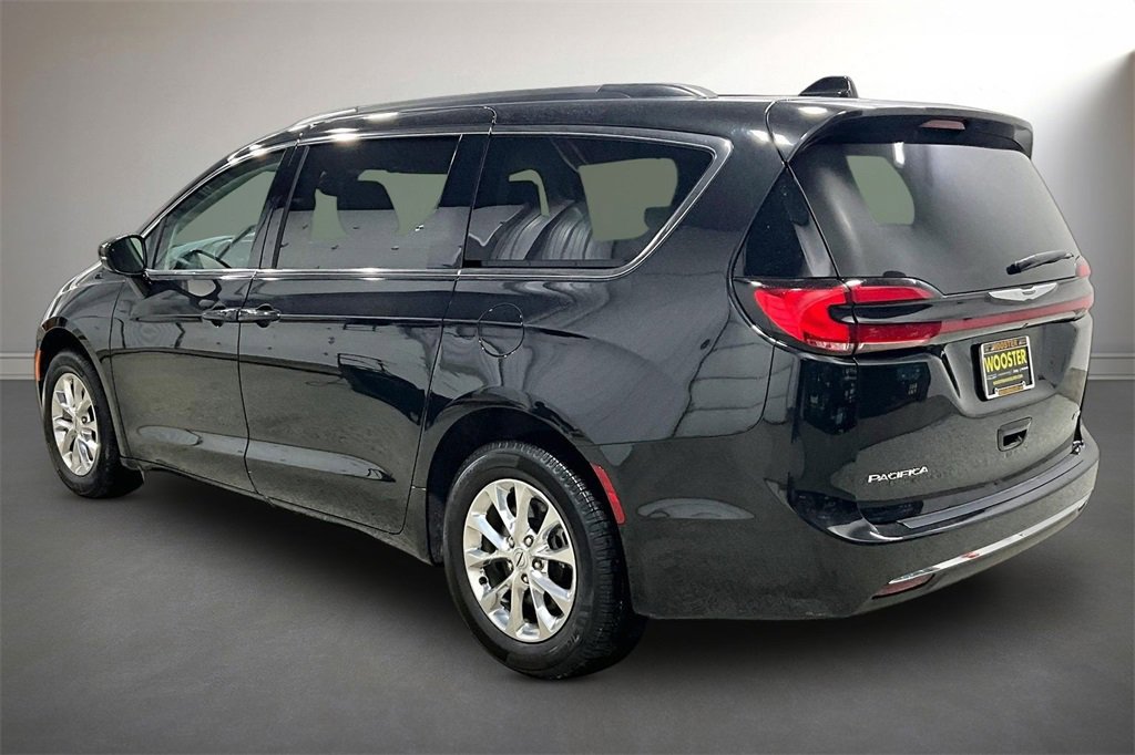 Used 2022 Chrysler Pacifica Touring-L image 4