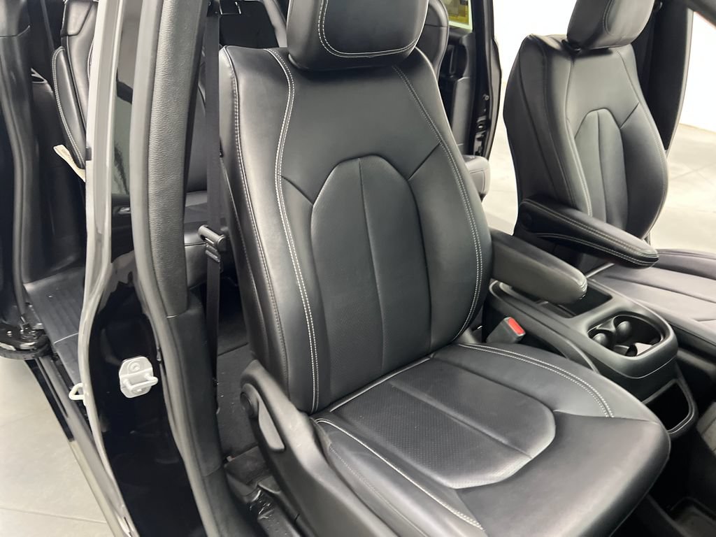 Used 2025 Chrysler Pacifica Select FWD image 37