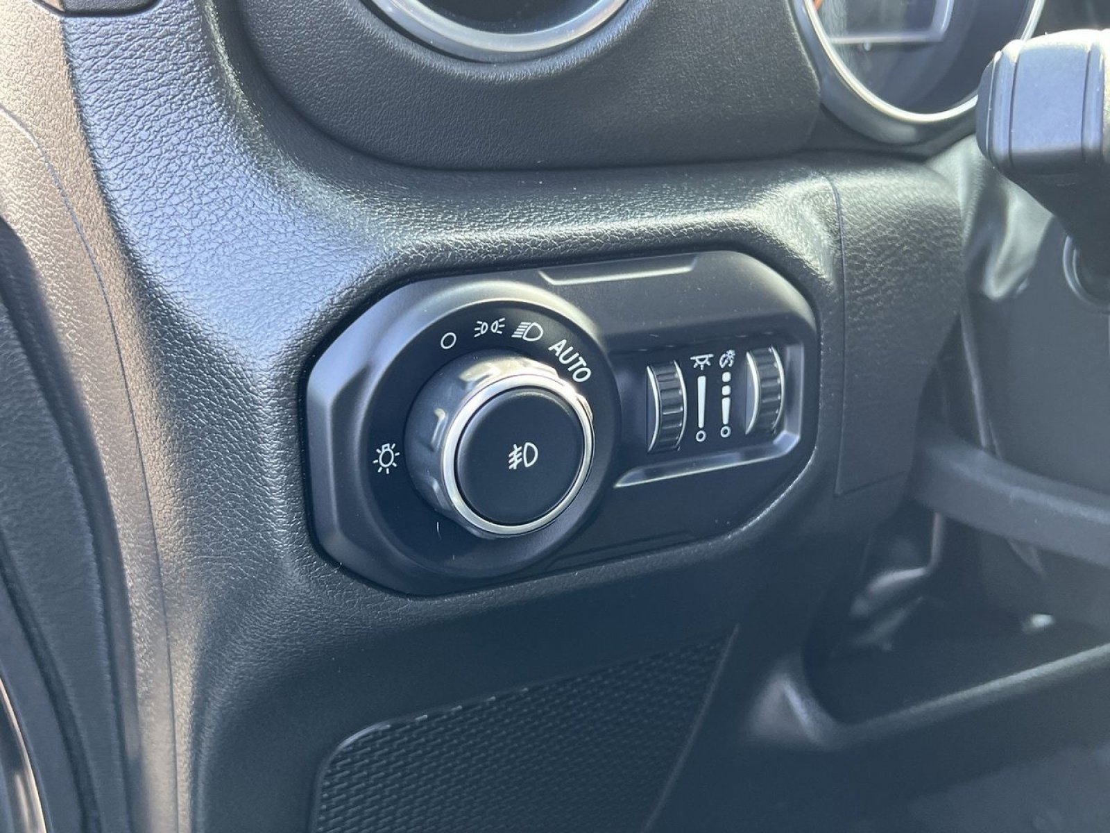 Used 2022 Jeep Wrangler Unlimited Sahara w/ Cold Weather Group image 31