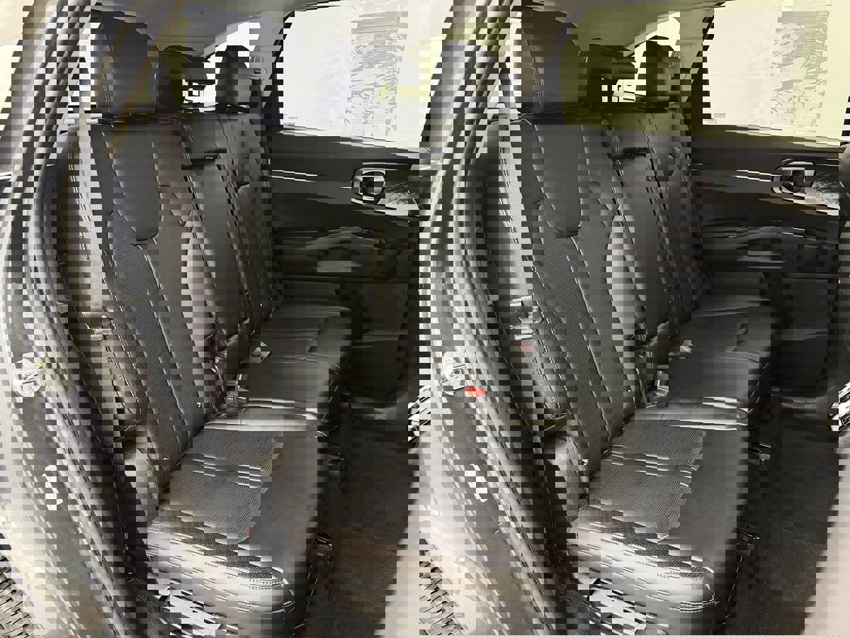 Used 2024 Kia Sorento S image 29