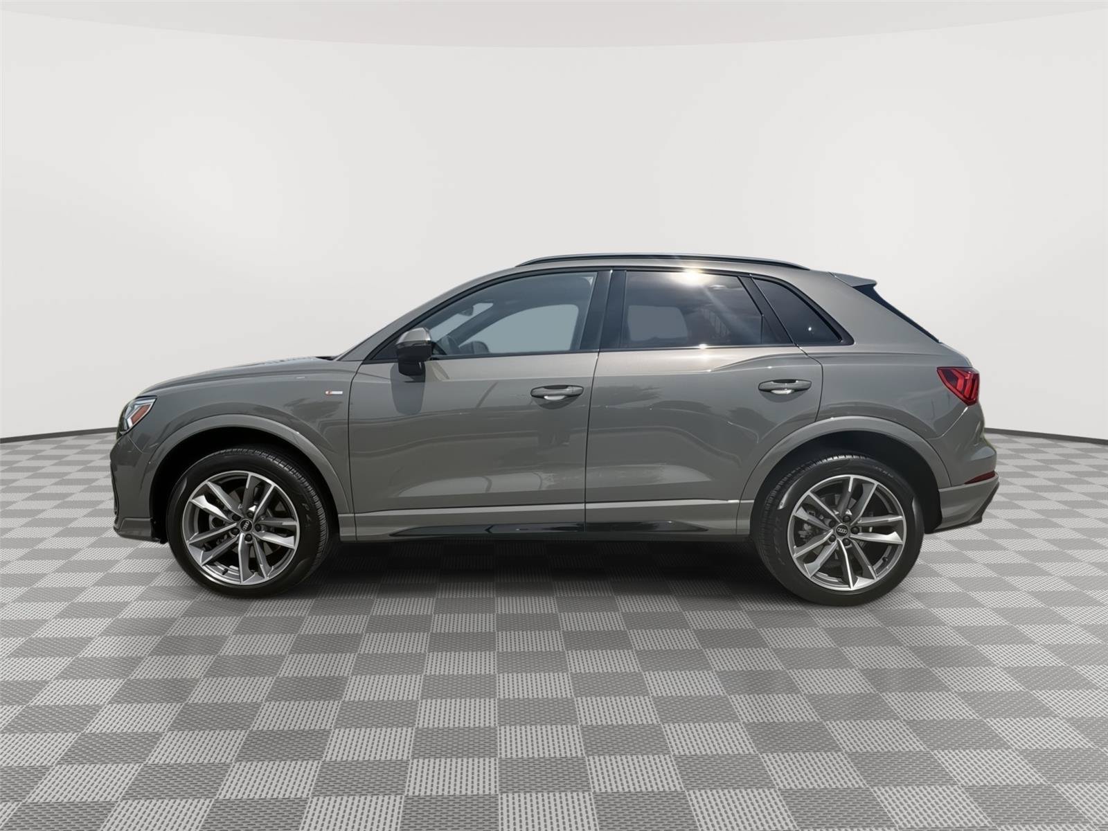 Certified 2025 Audi Q3 2.0T Premium AWD/4WD image 2