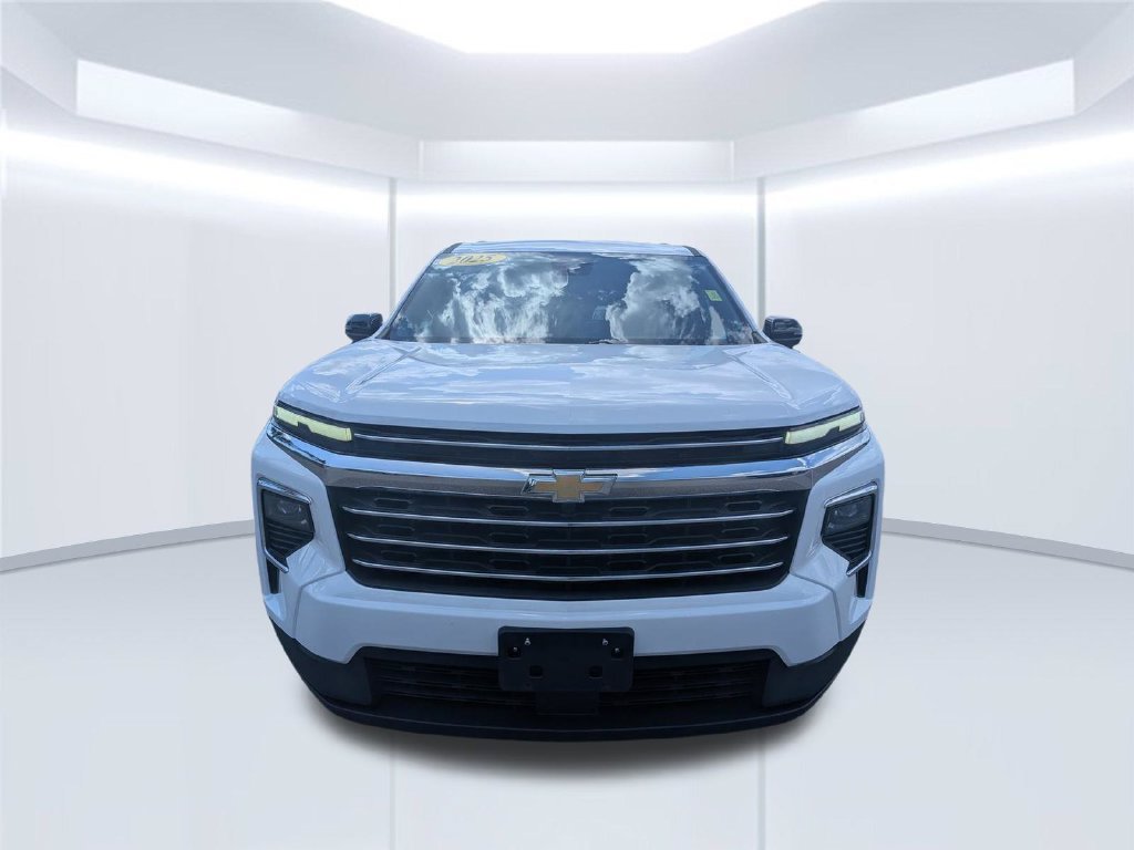Used 2025 Chevrolet Traverse LT FWD image 9